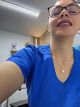 alicee16 Adlı Modelin Canlı XXX Sohbeti