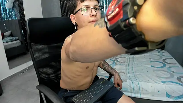 thebaby_col: διαδικτυακό σόου στην κάμερα