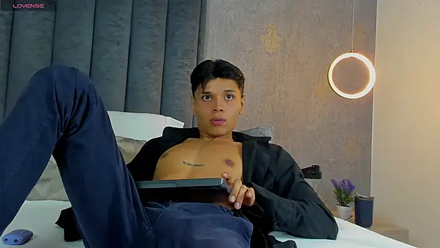 Alejandroo_Montenegro élő XXX-chatje