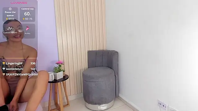 XXX chat uživo modela AlaiaWindsor