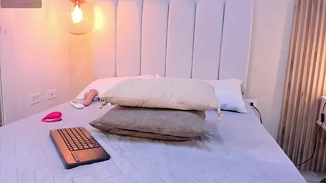 EmmaBlosoom's Live XXX Chat