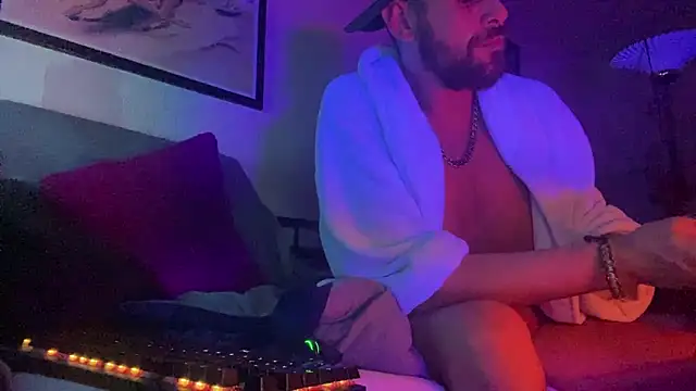 Guyst049: διαδικτυακό σόου στην κάμερα