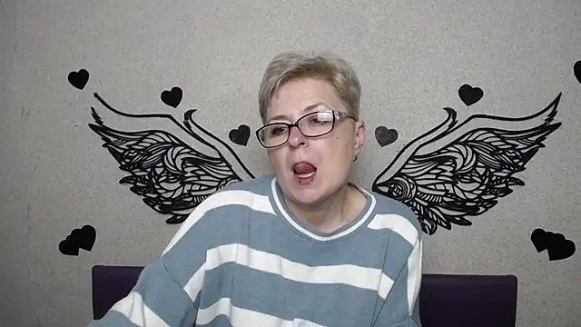 EmiliaGreen Live XXX chat