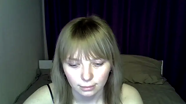 Show modela amyagreens na web-kameri