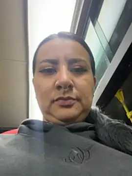 Abril_Luv: διαδικτυακό σόου στην κάμερα