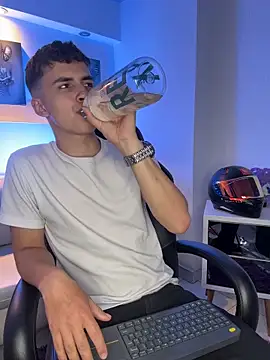 แชท XXX สดของ AdrianRinaldi