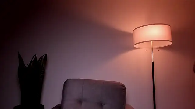 HazelKush Adlı Modelin Canlı XXX Sohbeti