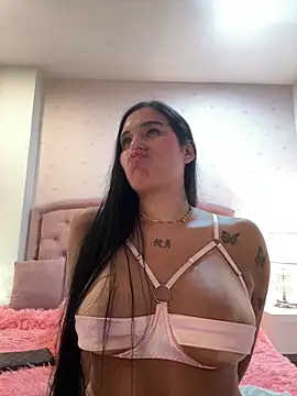 Bella__Wood Adlı Modelin Canlı XXX Sohbeti