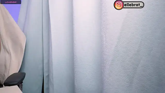 ElleのライブXXXチャット