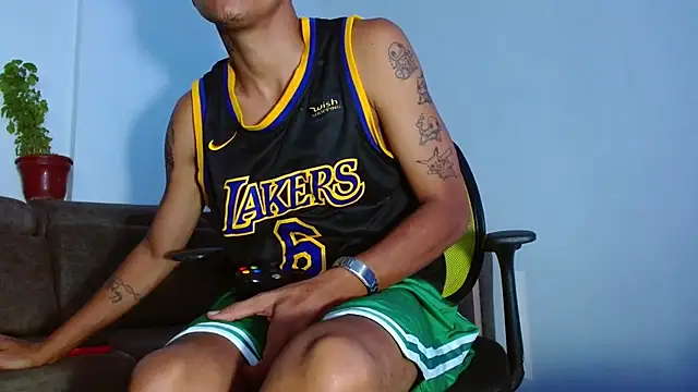 Chatroom XXX en direct de skinny23cm