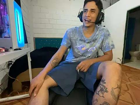 Max_TheHorseDick: διαδικτυακό σόου στην κάμερα