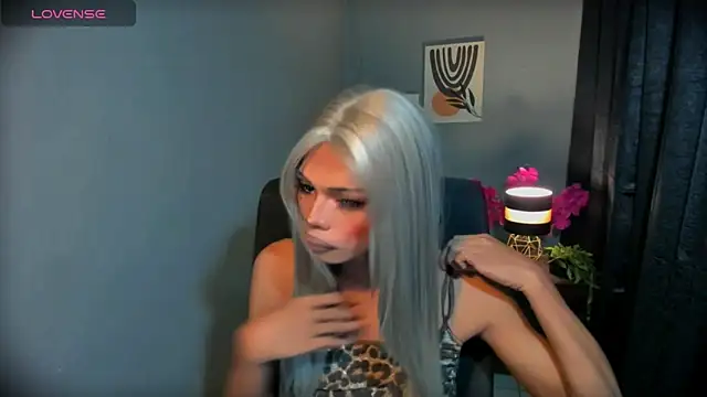 xEllaineCumsLotx 在線直播表演