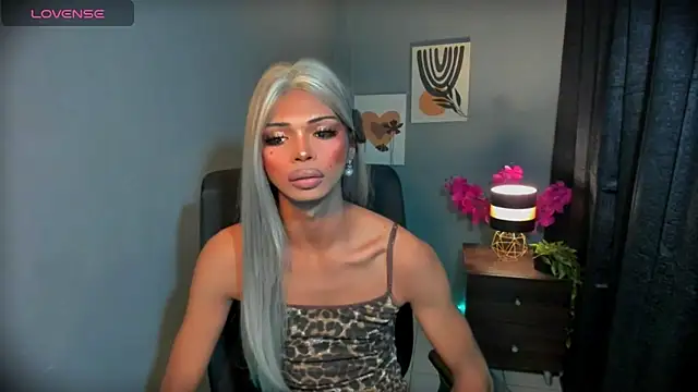 xEllaineCumsLotx: διαδικτυακό σόου στην κάμερα