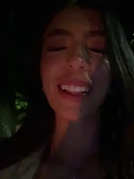 Chat +18 de NINA_ROSEE397 ao vivo