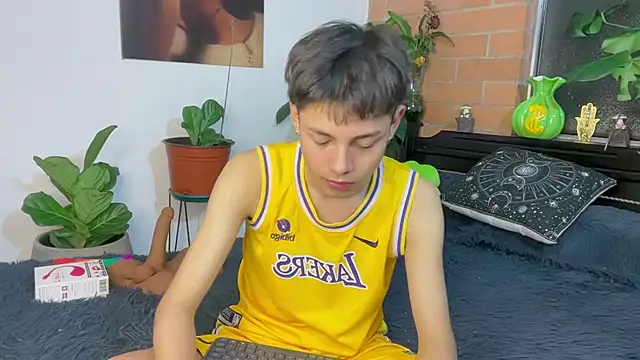 Chat +18 de Andy_Belier23 ao vivo