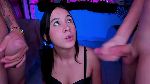 OkHard11: διαδικτυακό σόου στην κάμερα