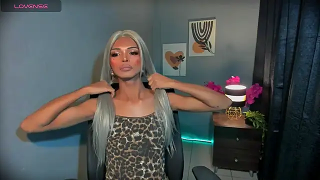 Webkamerová show xEllaineCumsLotx