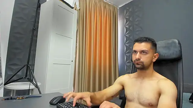 BryceReign: διαδικτυακό σόου στην κάμερα