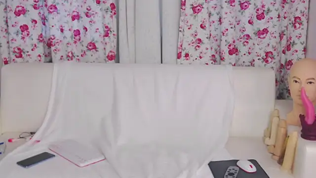 Chatroom XXX en direct de SilviaHart