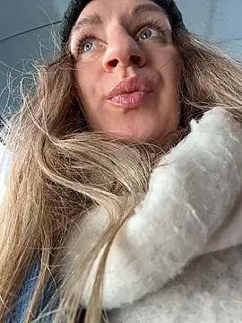 EvvaMur Adlı Modelin Canlı XXX Sohbeti