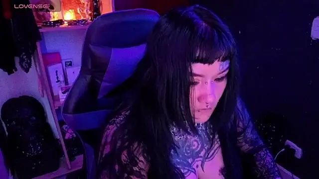 aradia_66 Adlı Modelin Canlı XXX Sohbeti