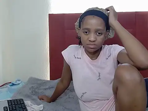 PrettyLilMommaX Webcam show