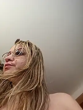 BLONDKICIA1 Adlı Modelin Canlı XXX Sohbeti