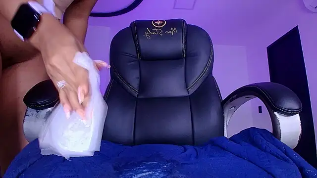 naomi_kyse Chat XXX in diretta