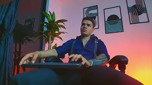 ALPHA_DOMINUS_ Show in webcam