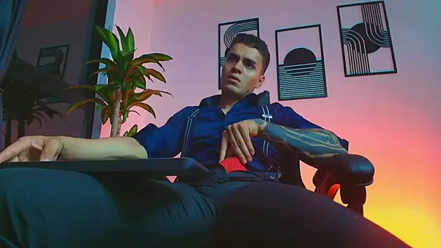 ALPHA_DOMINUS_: διαδικτυακό σόου στην κάμερα