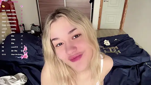 Little_ines: διαδικτυακό σόου στην κάμερα