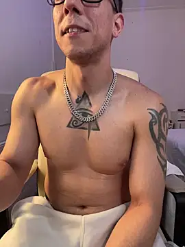 TitanNoir Adlı Modelin Canlı XXX Sohbeti