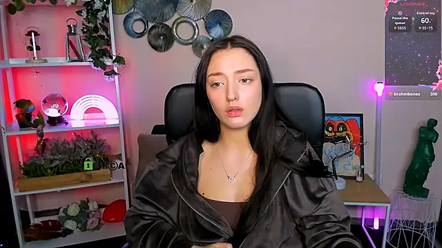 miki-niki Adlı Modelin Canlı XXX Sohbeti