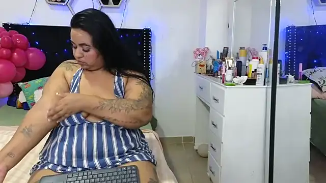 charlotte_077 লাইভ XXX চ্যাট