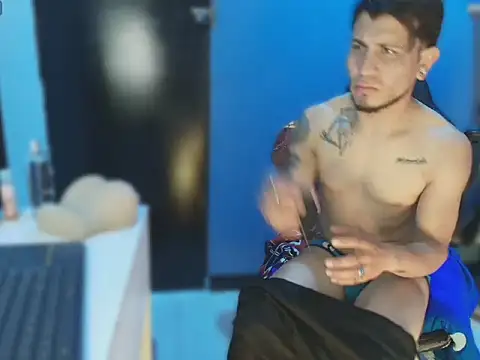 Thonixxx_mr: διαδικτυακό σόου στην κάμερα