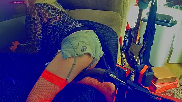 DoMeDoggyNow Show in webcam