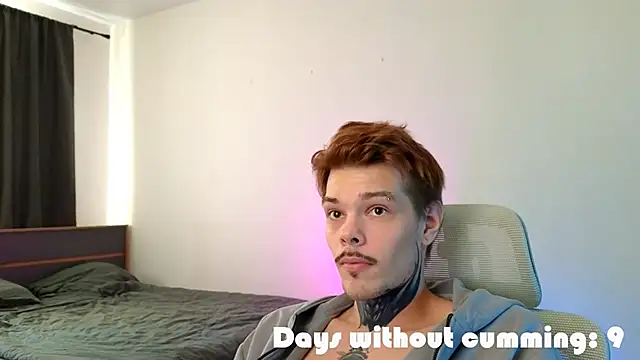 DENIS_HERE: διαδικτυακό σόου στην κάμερα