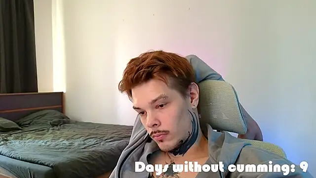 DENIS_HERE: διαδικτυακό σόου στην κάμερα