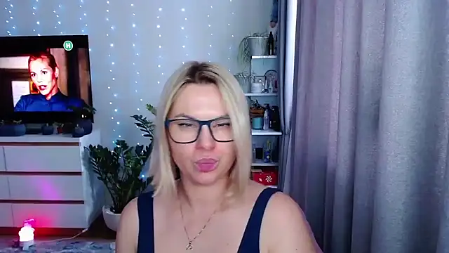 MonaLisaG's Live XXX Chat