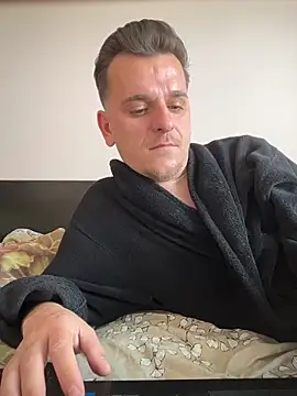 Huge_cock22cm: διαδικτυακό σόου στην κάμερα