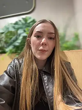 MilaMoone Adlı Modelin Canlı XXX Sohbeti