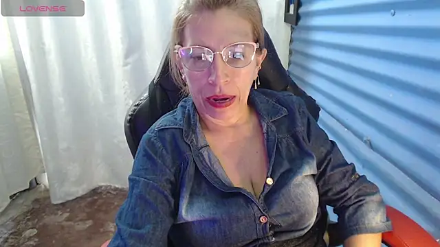 Chat +18 de Chayla_Ruiz ao vivo