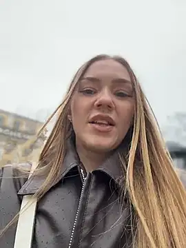 MilaMoone Adlı Modelin Canlı XXX Sohbeti