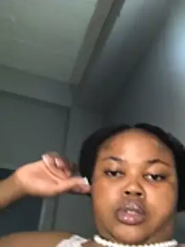 แชท XXX สดของ Curveysinaa