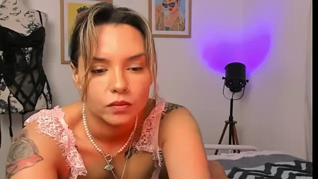 JuliiethDz Show in webcam