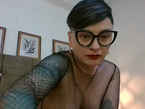 kat_paradise Adlı Modelin Canlı XXX Sohbeti