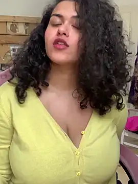 Curvydesifromgermany live XXX chat