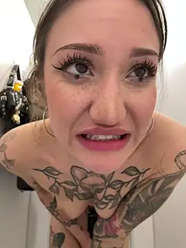 XXX chat uživo modela SaintSquirt