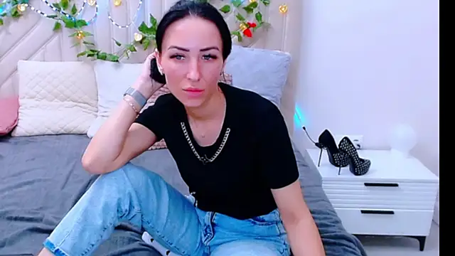 BURNING-BRUNETKA Adlı Modelin Canlı XXX Sohbeti