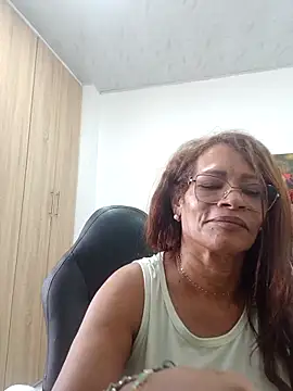 BustyMilf_ Show in webcam